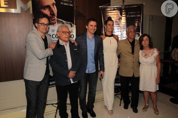 Murilo Rosa posa com convidados no lançamento do filme 'Vazio Coração'