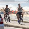 Ronaldo curtiu a manhã desta terça-feira, 19 de novembro de 2013, para pedalar com a namorada Paula Morais na orla do Leblon, no Rio de Janeiro