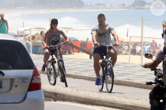 Ronaldo curtiu a manhã desta terça-feira, 19 de novembro de 2013, para pedalar com a namorada Paula Morais na orla do Leblon, no Rio de Janeiro