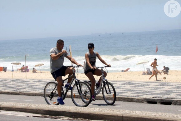 Ronaldo e Paula Morais na orla do Leblon, no Rio de Janeiro, em 19 de novembro de 2013