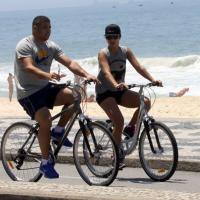 Ronaldo pedala com a namorada, Paula Morais, na orla da praia do Leblon, no Rio
