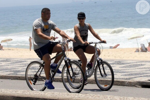 Ronaldo pedala na orla do Leblon com a namorada, a DJ Paula Morais, nesta terça-feira, 19 de novembro de 2013