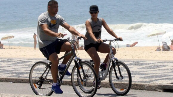 Ronaldo pedala com a namorada, Paula Morais, na orla da praia do Leblon, no Rio