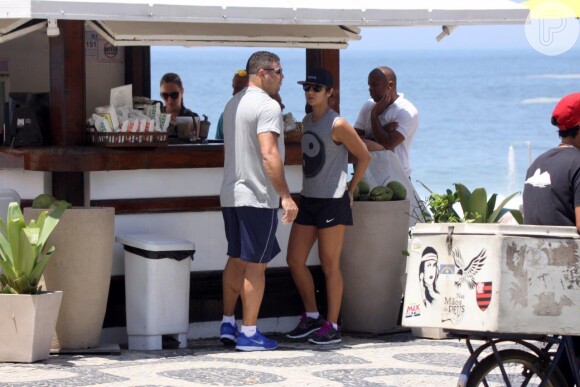 Ronaldo e Paula Morais param em quiosque na orla do Leblon, nesta terça-feira, 19 de novembro de 2013