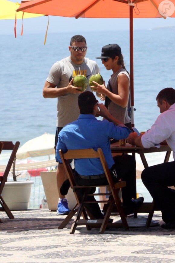 Ronaldo e Paula Morais bebem água de coco na orla do Leblon, nesta terça-feira, 19 de novembro de 2013