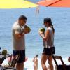 O casal pedalou na orla da praia do Leblon e tomou água de coco em um quiosque para repor as energias, em 19 de novembro de 2013