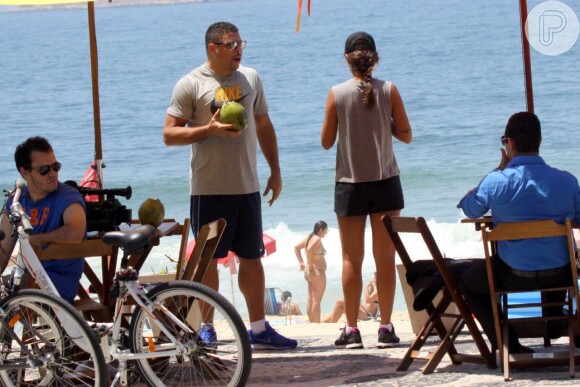 Ronaldo repõe as energias após pedalar na orla da praia do Leblon, no Rio de Janeiro, nesta terça-feira, 19 de novembro de 2013