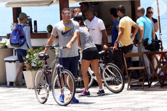 Depois de descansar, Ronaldo seguiu de bicicleta ao lado da namorada Paula Morais, nesta terça-feira, 19 de novembro de 2013