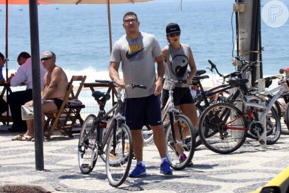 Ronaldo foi flagrado na manhã desta terça-feira, 19 de novembro de 2013, pedalando na orla da praia do Leblon, no Rio de Janeiro, com a namorada, a DJ Paula Morais