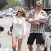 Chris Hemsworth passeia com a mulher, Elsa Pataky, e com a filhinha, India Rose, em Santa Monica, Los Angeles, nos Estados Unidos, em Julho de 2012