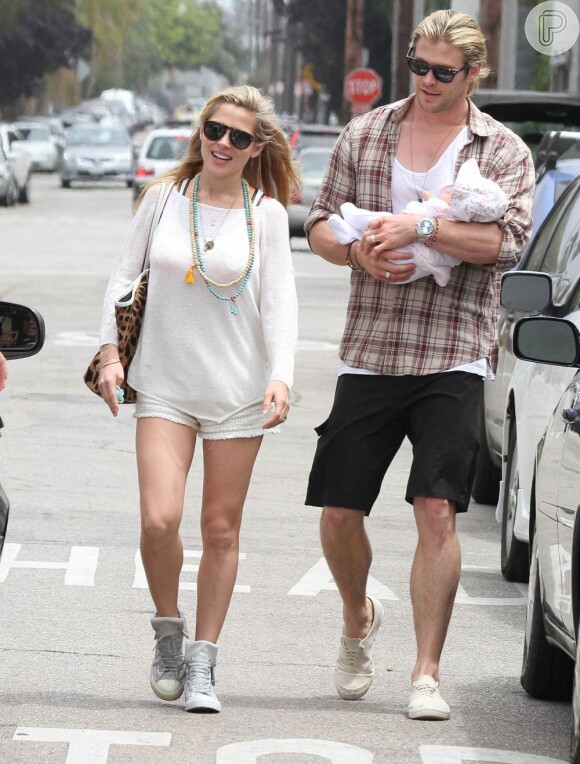 Chris Hemsworth passeia com a mulher, Elsa Pataky, e com a filhinha, India Rose, em Santa Monica, Los Angeles, nos Estados Unidos, em Julho de 2012