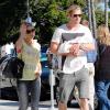 Chris Hemsworth segura a filha, India Rose, no colo, ao lado da mulher, Elsa Pataky, em julho de 2012