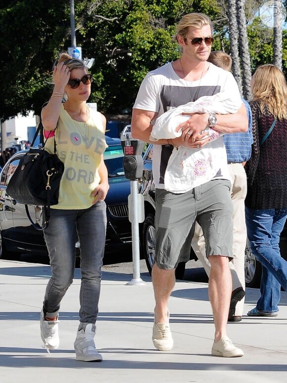 Chris Hemsworth segura a filha, India Rose, no colo, ao lado da mulher, Elsa Pataky, em julho de 2012