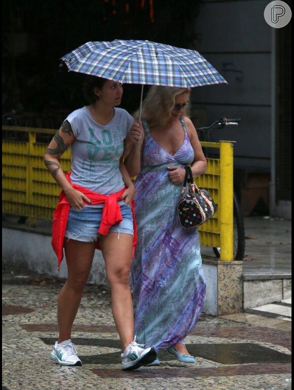 Vera Fischer e a filha, Rafaela, durante um passeio pela Zona Sul do Rio de Janeiro em dia chuvoso