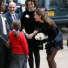 Ao conversar com uma menina, a saia de Kate Middleton começou a levantar por causa do vento