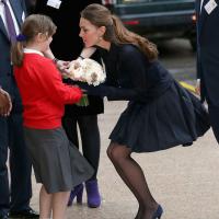 Por causa do vento, Kate Middleton quase mostra demais em evento beneficente