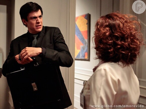 Félix (Mateus Solano) fica indignado com o tapa de Ordália (Eliane Giadini), em 'Amor à Vida'