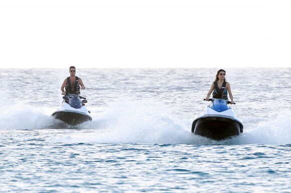 Simon Cowell e a ex-noiva Mezhgan Hussainy andam de jet ski em Barbados