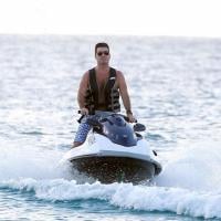 Simon Cowell anda de jet ski com ex-noiva em Barbados, terra de Rihanna