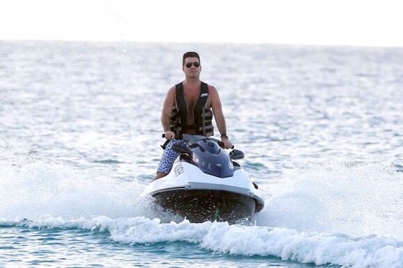 Simon Cowell anda de jet ski em Barbados, em 27 de dezembro de 2012