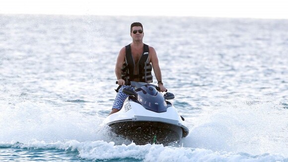Simon Cowell anda de jet ski com ex-noiva em Barbados, terra de Rihanna