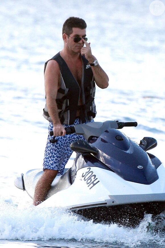 Simon Cowell aproveita férias em Barbados, no Caribe