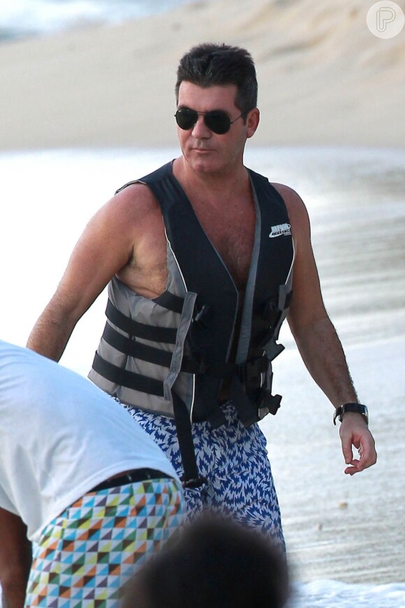 Simon Cowell anda pela praia