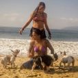 Rafaela Silva curte ir à praia com seus três cachorros