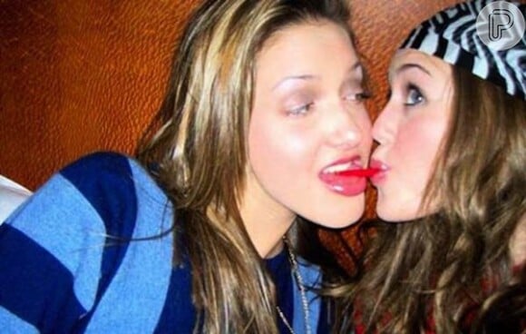 Dezembro de 2007 - Miley posta uma foto em que está quase beijando uma amiga em seu MySpace, causando alvoroço entre os fãs de Hannah Montanda, que não entenderam por que a heroína do seriado estava sendo 'diferente'