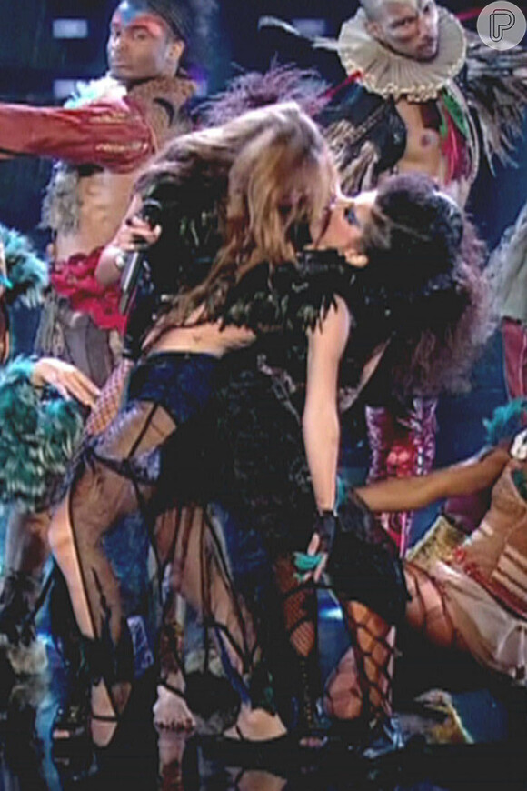 A artista beija uma garota em no palco durante uma performance de 'Ca'nt Be Tamed' no 'Got Talent Grã-Bretanha'