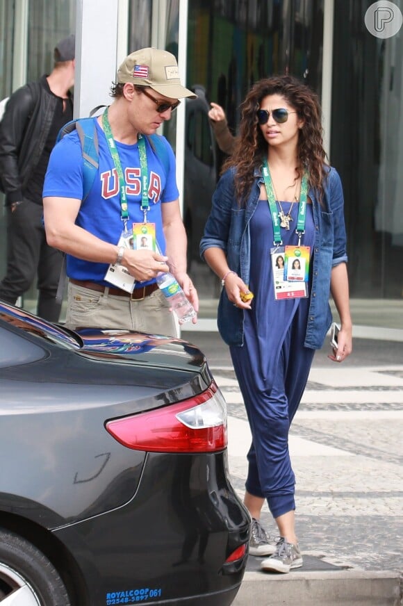 Matthew McConaughey optou por uma blusa com a sigla dos Estados Unidos para assistir aos jogos olímpicos