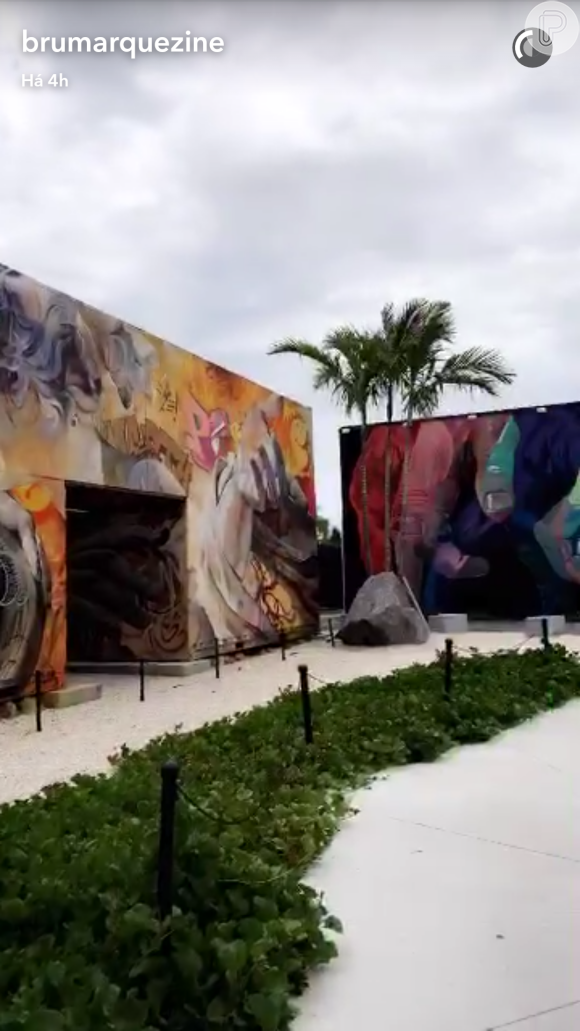 Bruna Marquezine dividiu os detalhes da visita ao museu em Miami com seus seguidores no Snapchat
