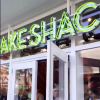 Bruna Marquezine foi com amigos no fast food 'Shake Shac'