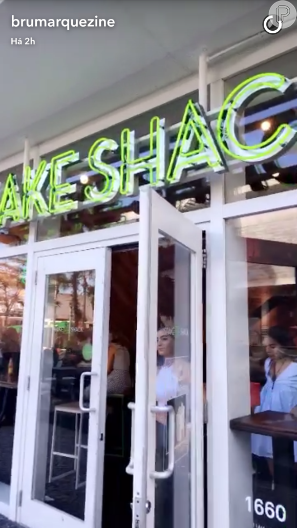 Bruna Marquezine foi com amigos no fast food 'Shake Shac'