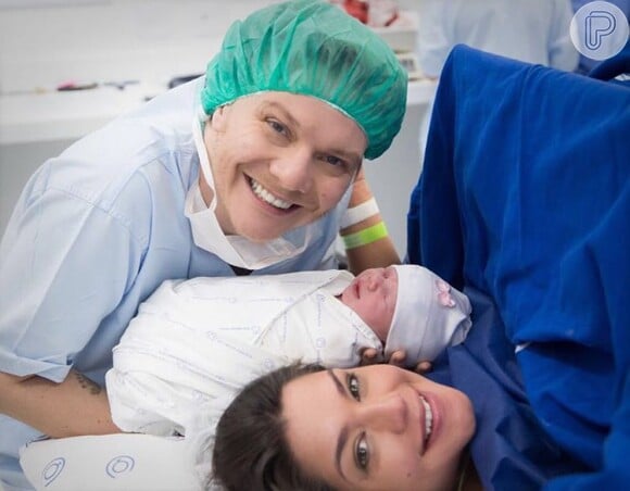 Thais Fersoza deu à luz Melinda no dia 01 de agosto e Michel Teló acompanhou o parto de perto
