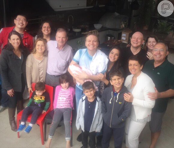 Michel Teló e Thais Fersoza levaram a filha, Melinda, para uma reunião familiar: '1º churrasco'