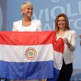 Xuxa posou segurando uma bandeira do Paraguai, que faz fronteira com Brasil e a Argentina