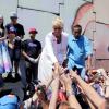 Mesmo com o pé imobilizado, Xuxa fez questão de dar atenção aos seus fãs