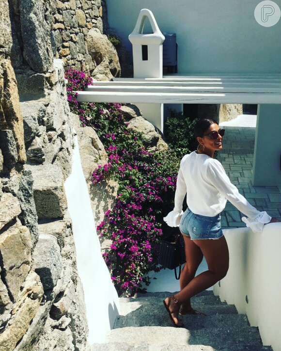 Juliana Paes exibiu as pernas definidas com look curto em viagem à Grécia, nesta quarta-feira, 10 de agosto de 2016