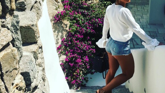 Juliana Paes exibe pernas definidas com look curto em viagem à Grécia: 'Mykonos'