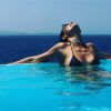 Juliana Paes arrancou suspiros dos internautas ao posar de biquíni e refrescando-se em uma piscina de frente pro mar