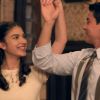 Para deixar a amada alegre, Osório (Arthur Aguiar) insiste e Gerusa (Giovanna Grigio) aceita dançar valsa com o noivo, na novela 'Êta Mundo Bom!'