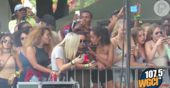 Malia, filha de Barack Obama, se diverte com amigos no festival Lollapalooza em Chicago