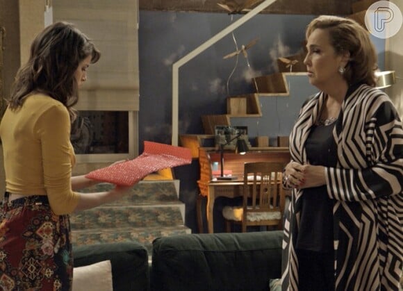 Lucrécia (Claudia Jimenez) tenta acalmar Camila (Agatha Moreira) sobre mudaça de personalidade: 'Ruim, ruim como antes duvido que você volte a ser'na novela 'Haja Coração'