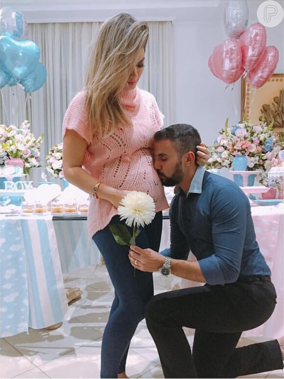 Kelly Key ganhou do marido, Mico Freitas, um beijo no seu barrigão de quarto mês de gravidez do terceiro filho