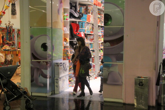 Maria Ribeiro passeia em shopping do Rio com os filhos