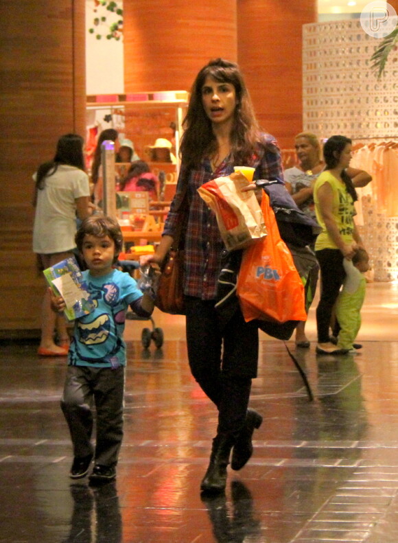 Maria Ribeiro é fotografada em shopping carioca com os filhos JOão e Bento, em 24 de novembro de 2013