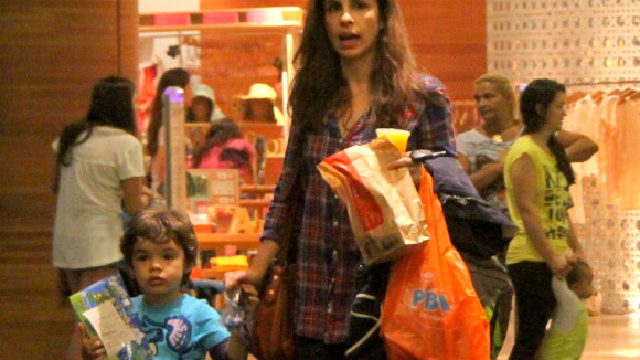 Maria Ribeiro, sem Caio Blat, se diverte com os filhos em shopping carioca