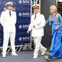 Xuxa participa de lançamento de navio com vestido longo azul e bota ortopédica