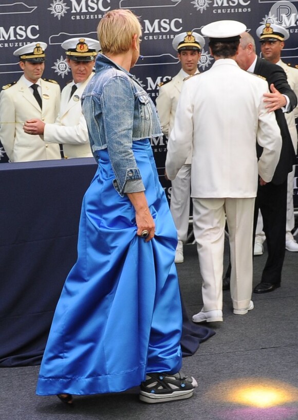 Xuxa usa bota ortopédica durante evento realizado nesta terça-feira, 26 de novembro de 2013